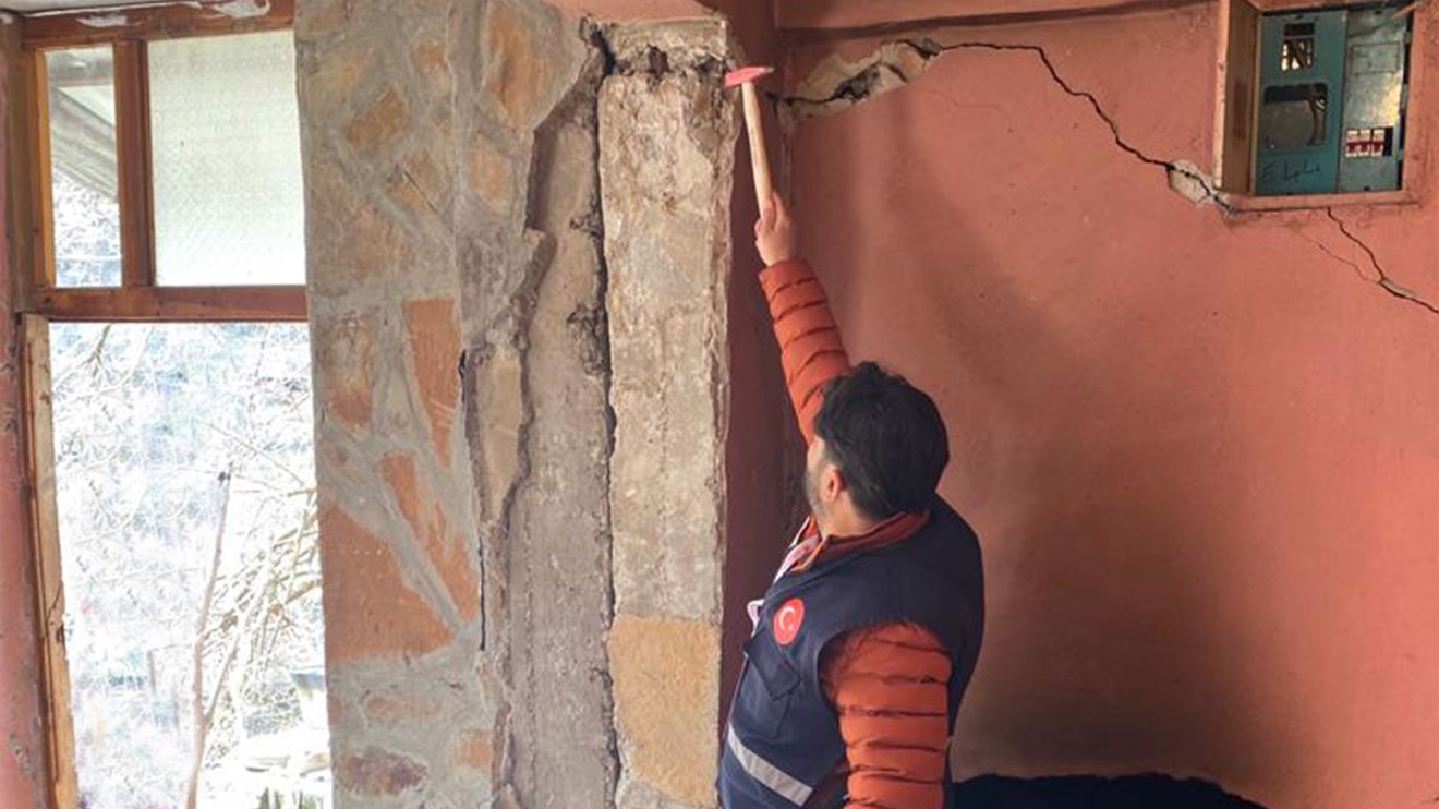 Selçuk Üniversitesi personeli, Osmaniye’de hasar tespit çalışması yapıyor